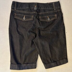 Bermuda denim cuffed shorts in dark blue denim wash Sz-6. T2